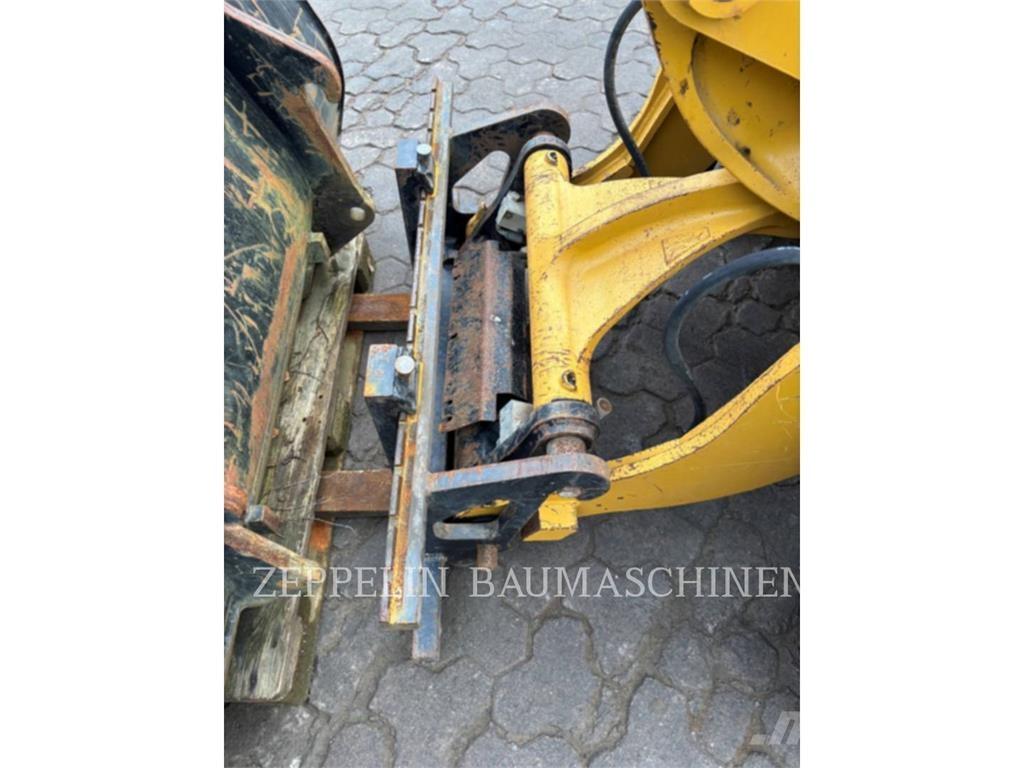 CAT 907M Kolesni nakladalci