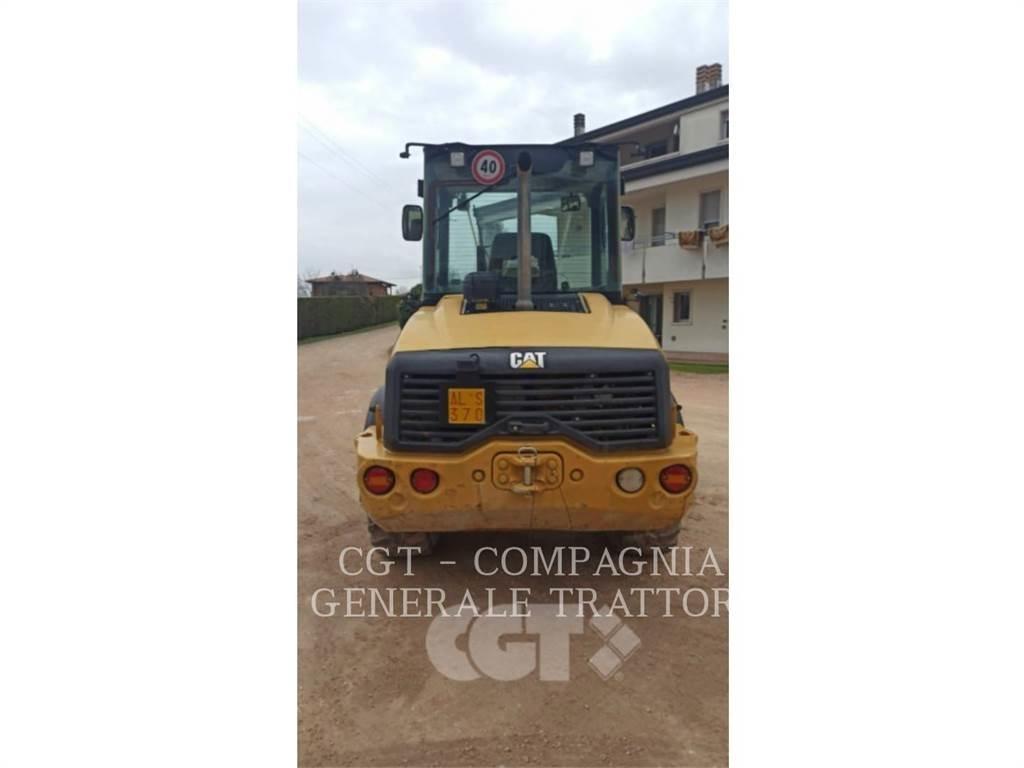CAT 908 Kolesni nakladalci