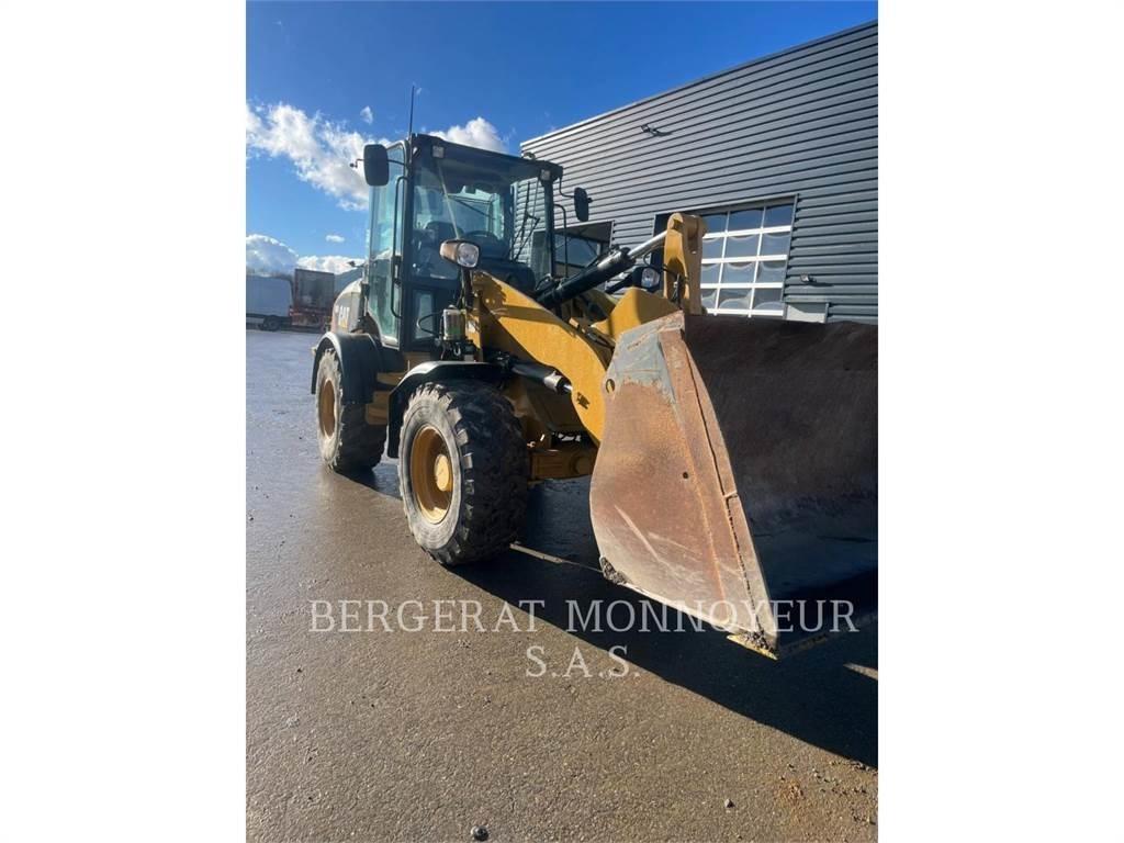 CAT 908 Kolesni nakladalci