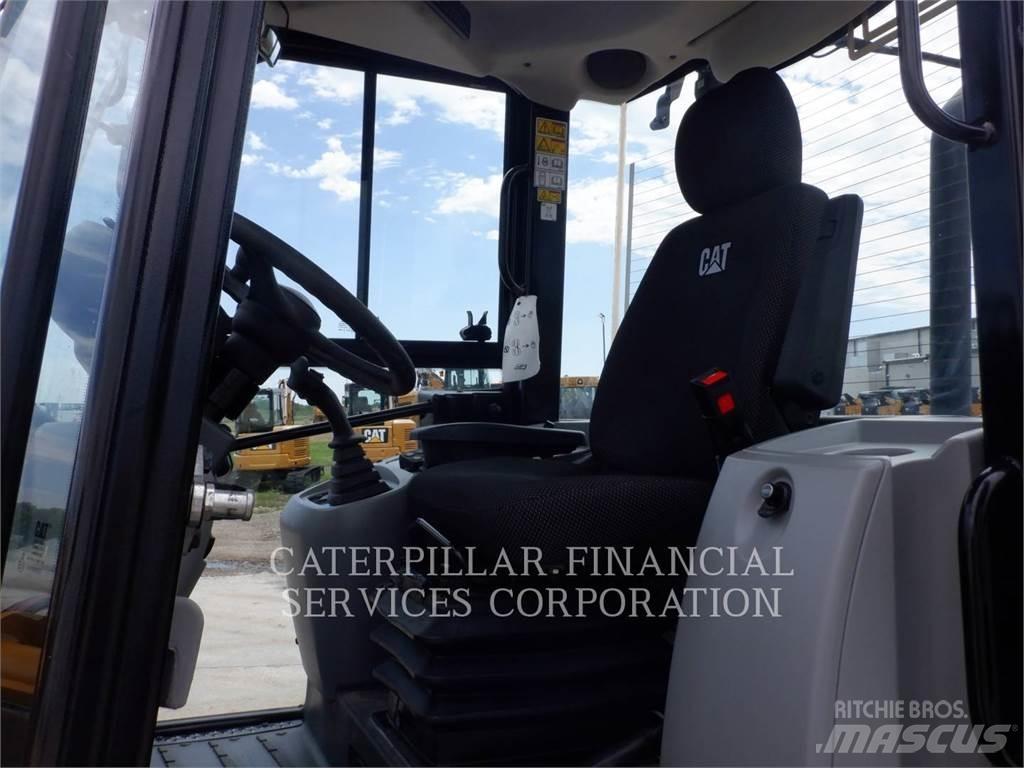 CAT 908M Kolesni nakladalci