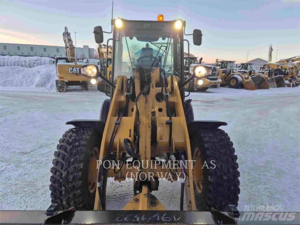 CAT 908M Kolesni nakladalci