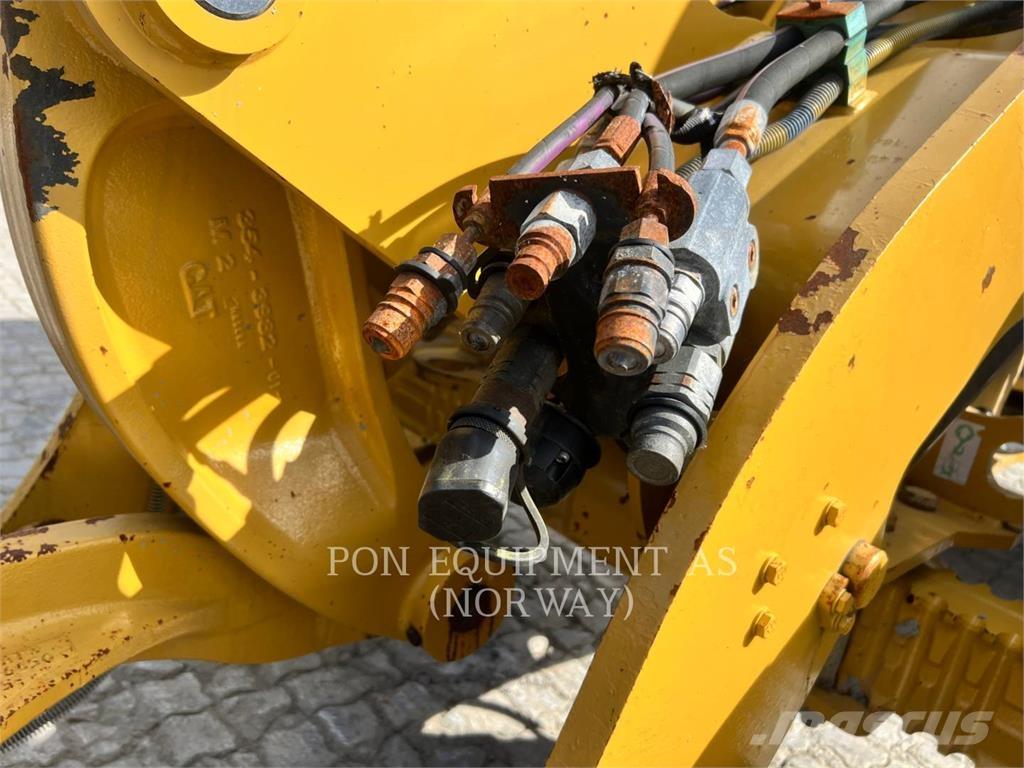 CAT 908M Kolesni nakladalci