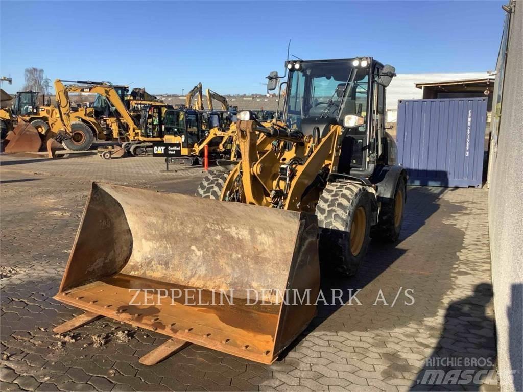 CAT 908M Kolesni nakladalci