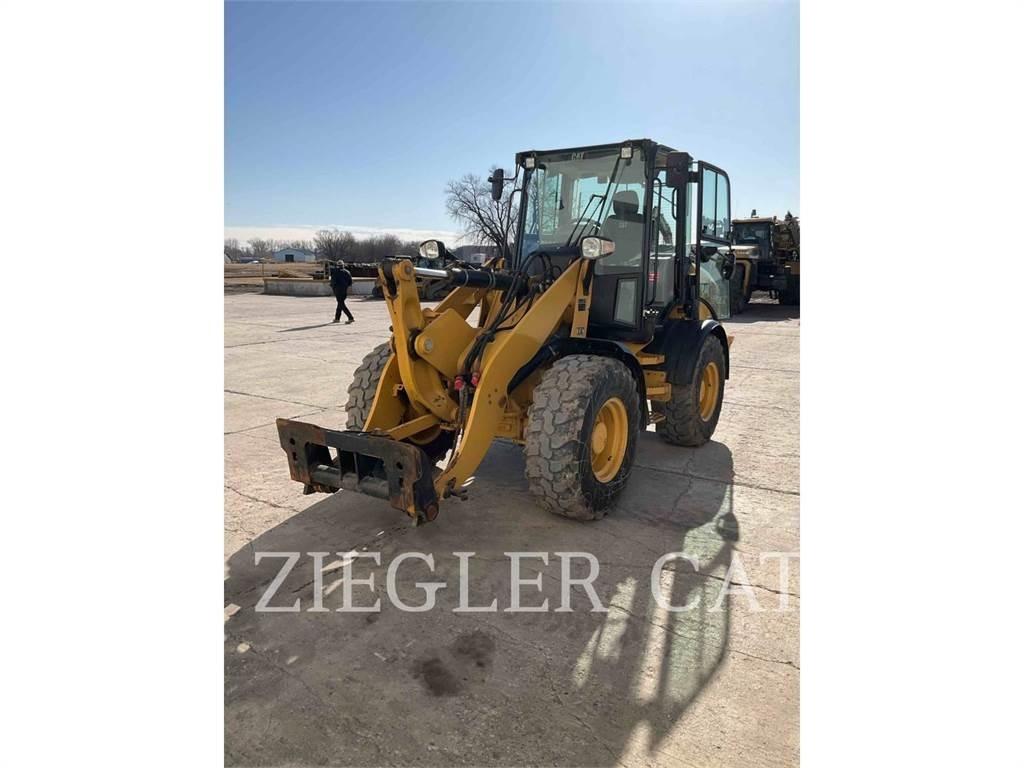 CAT 908M Kolesni nakladalci