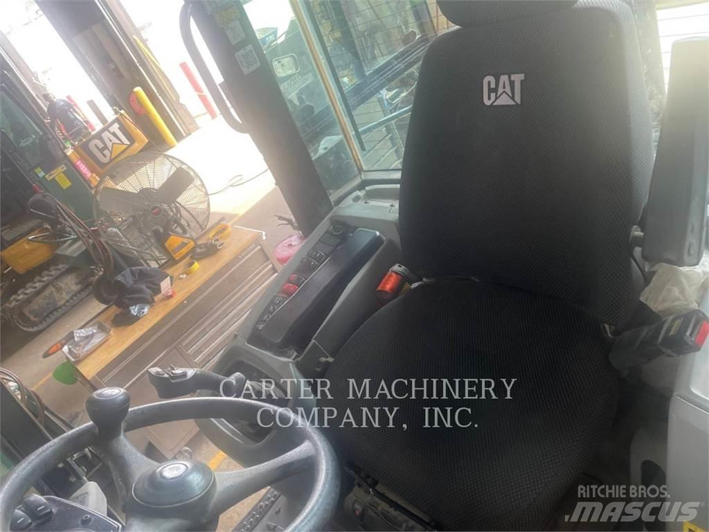 CAT 908M Kolesni nakladalci