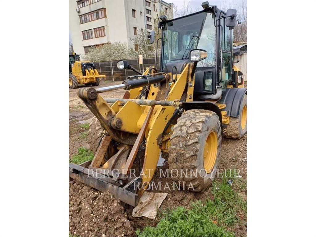 CAT 908M Kolesni nakladalci