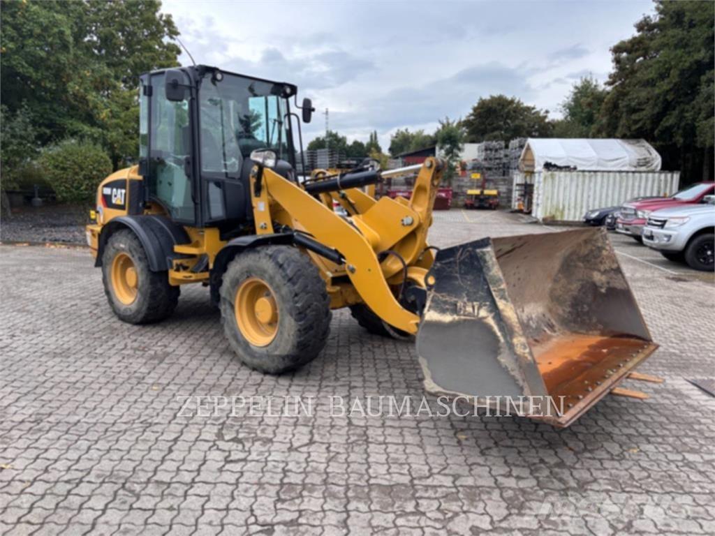 CAT 908M Kolesni nakladalci