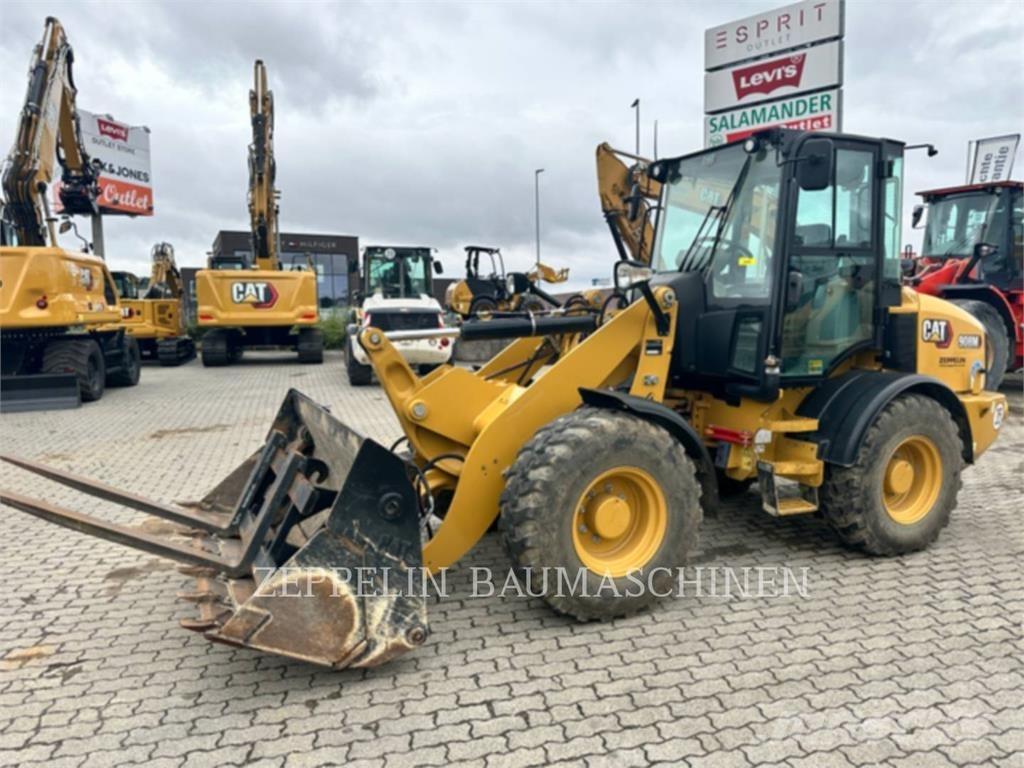 CAT 908M Kolesni nakladalci