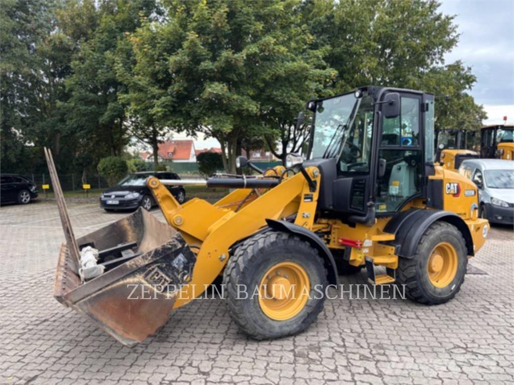 CAT 908M Kolesni nakladalci