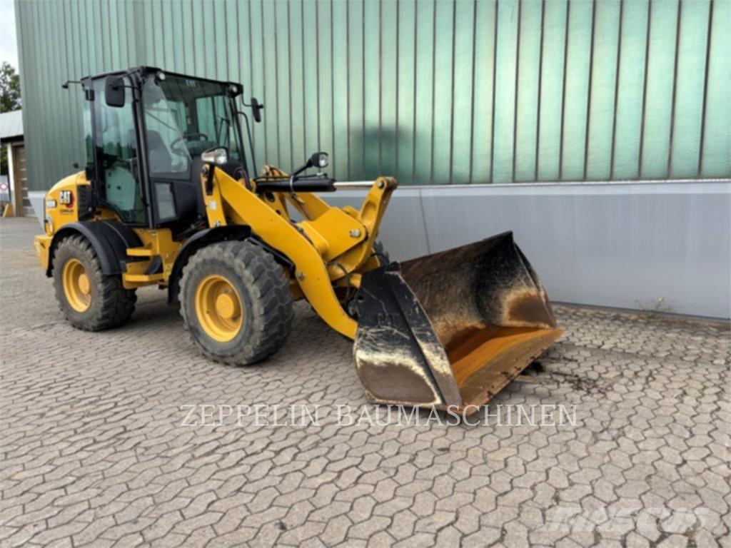 CAT 908M Kolesni nakladalci