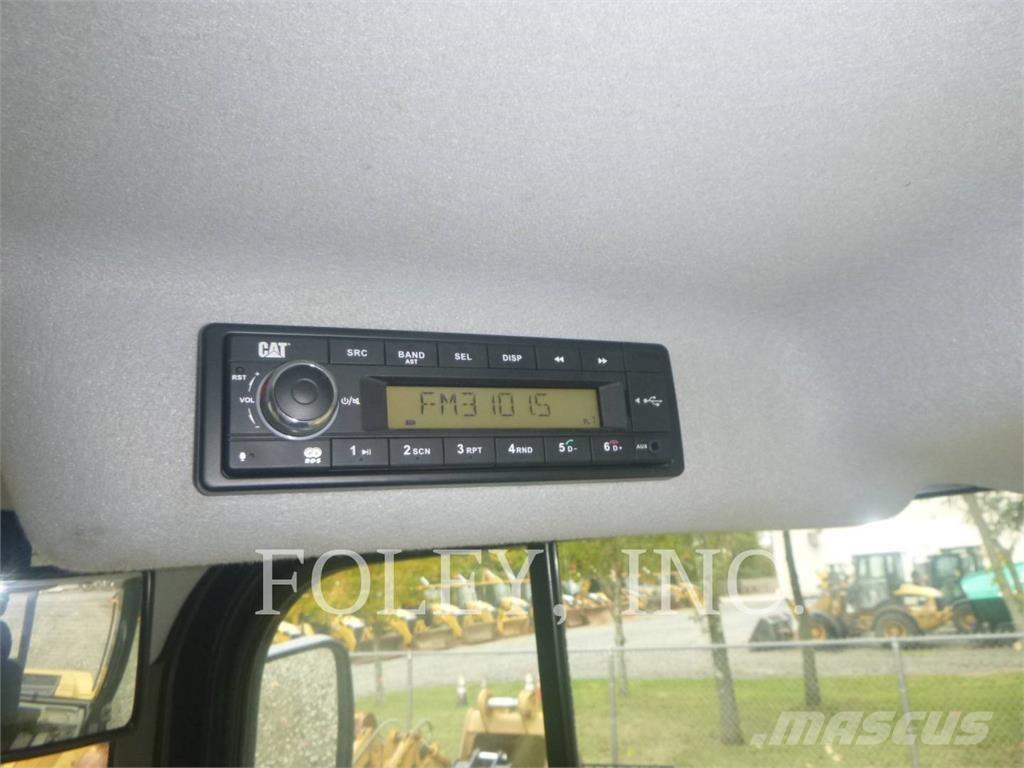 CAT 908M Kolesni nakladalci