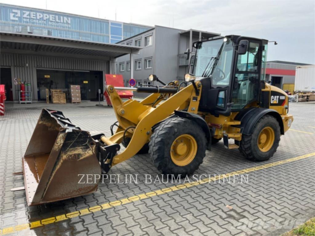 CAT 908M Kolesni nakladalci