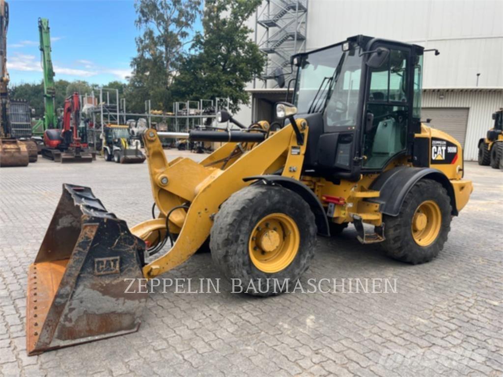 CAT 908M Kolesni nakladalci