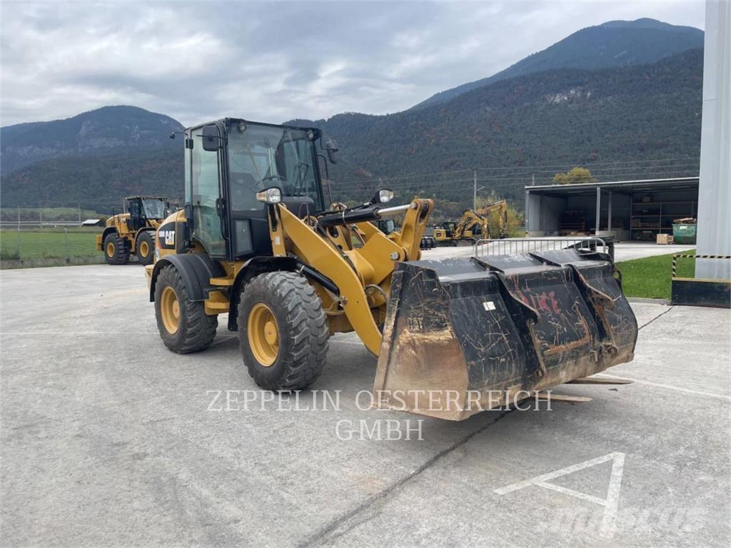 CAT 908M Kolesni nakladalci