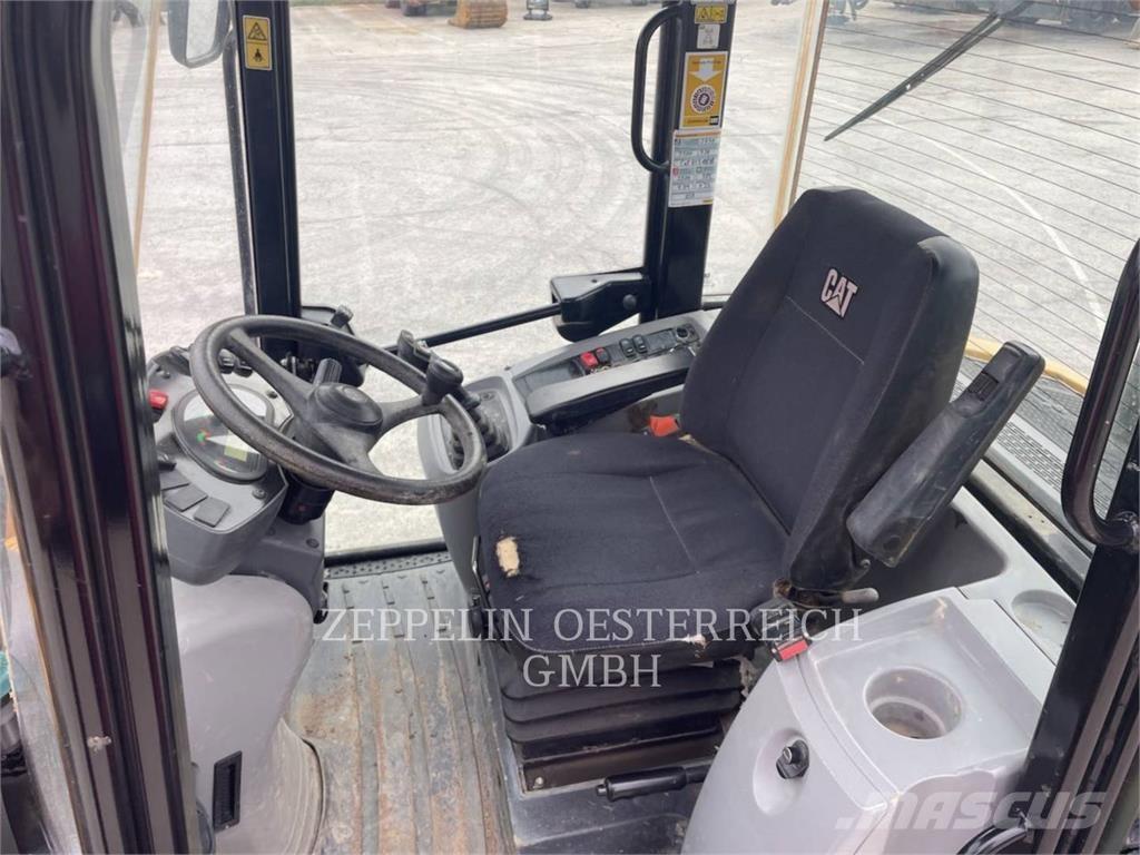 CAT 908M Kolesni nakladalci