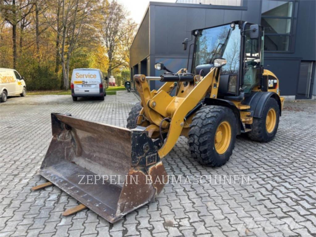 CAT 908M Kolesni nakladalci