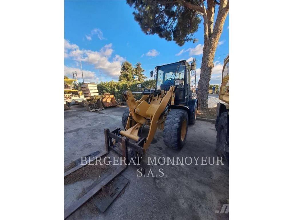 CAT 908M Kolesni nakladalci