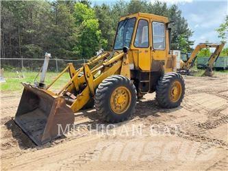 CAT 910 Kolesni nakladalci