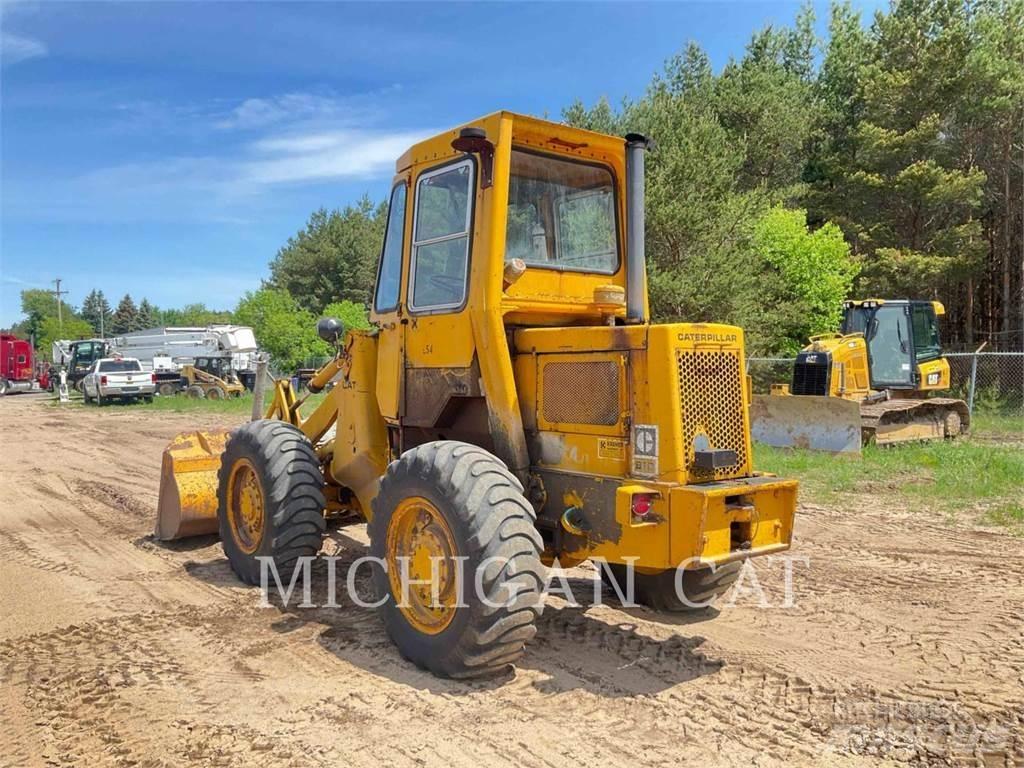 CAT 910 Kolesni nakladalci