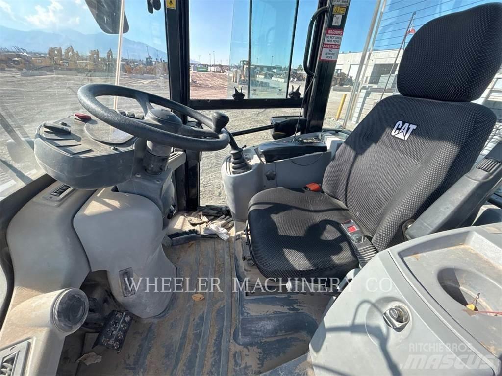 CAT 910M Kolesni nakladalci