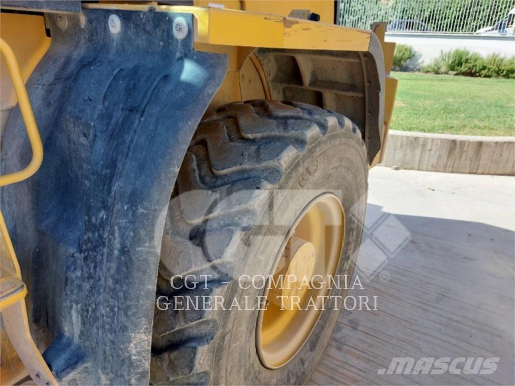 CAT 918M Kolesni nakladalci