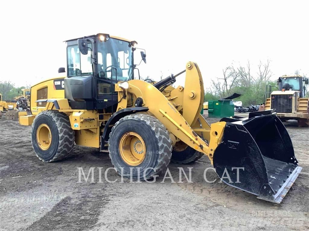 CAT 926M Q Kolesni nakladalci