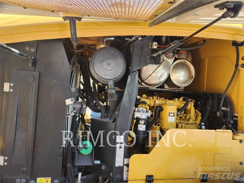 CAT 930 Kolesni nakladalci