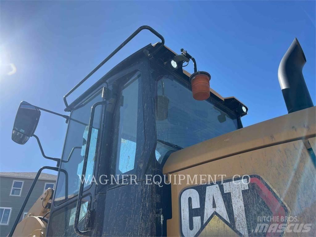 CAT 930 Kolesni nakladalci