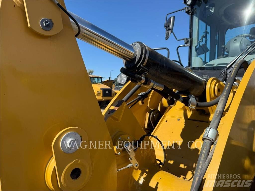 CAT 930M Kolesni nakladalci
