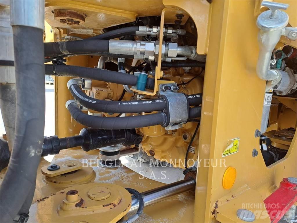 CAT 930M Kolesni nakladalci