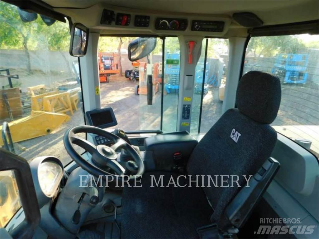 CAT 930M Kolesni nakladalci