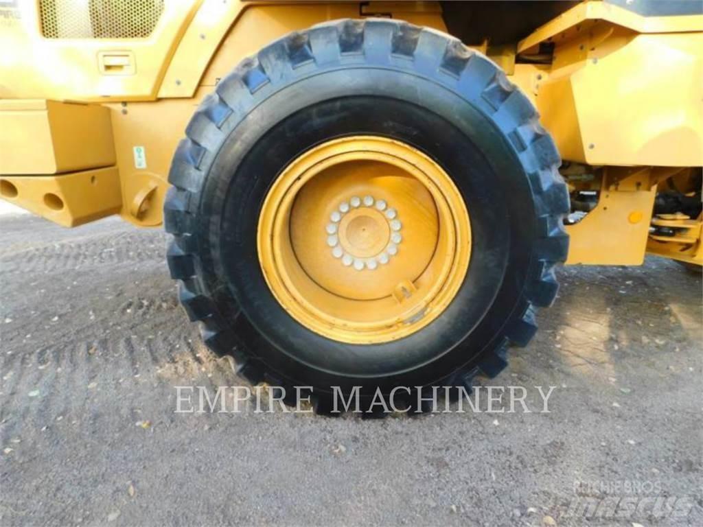 CAT 930M Kolesni nakladalci
