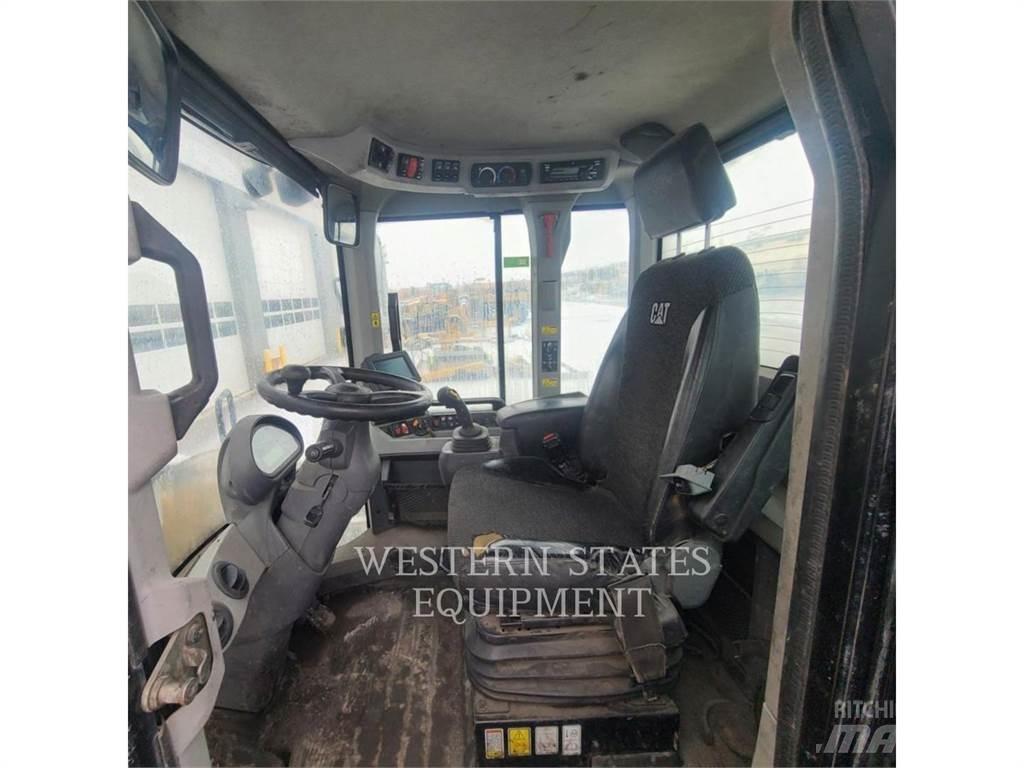 CAT 930M Kolesni nakladalci