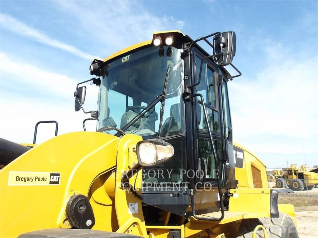 CAT 930M Kolesni nakladalci