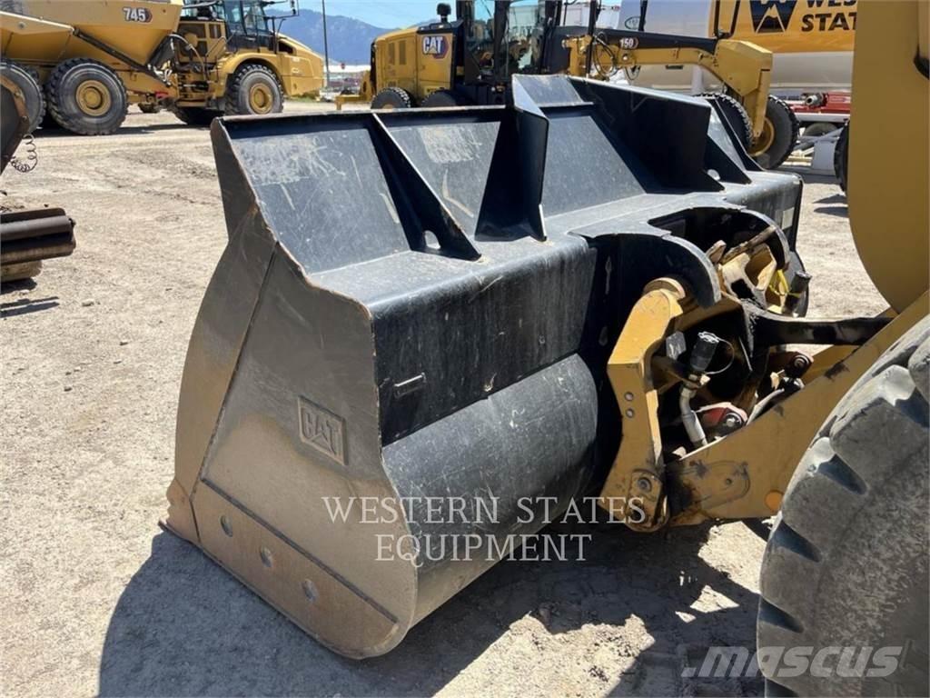 CAT 930M Kolesni nakladalci