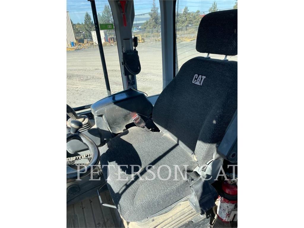 CAT 930M Kolesni nakladalci