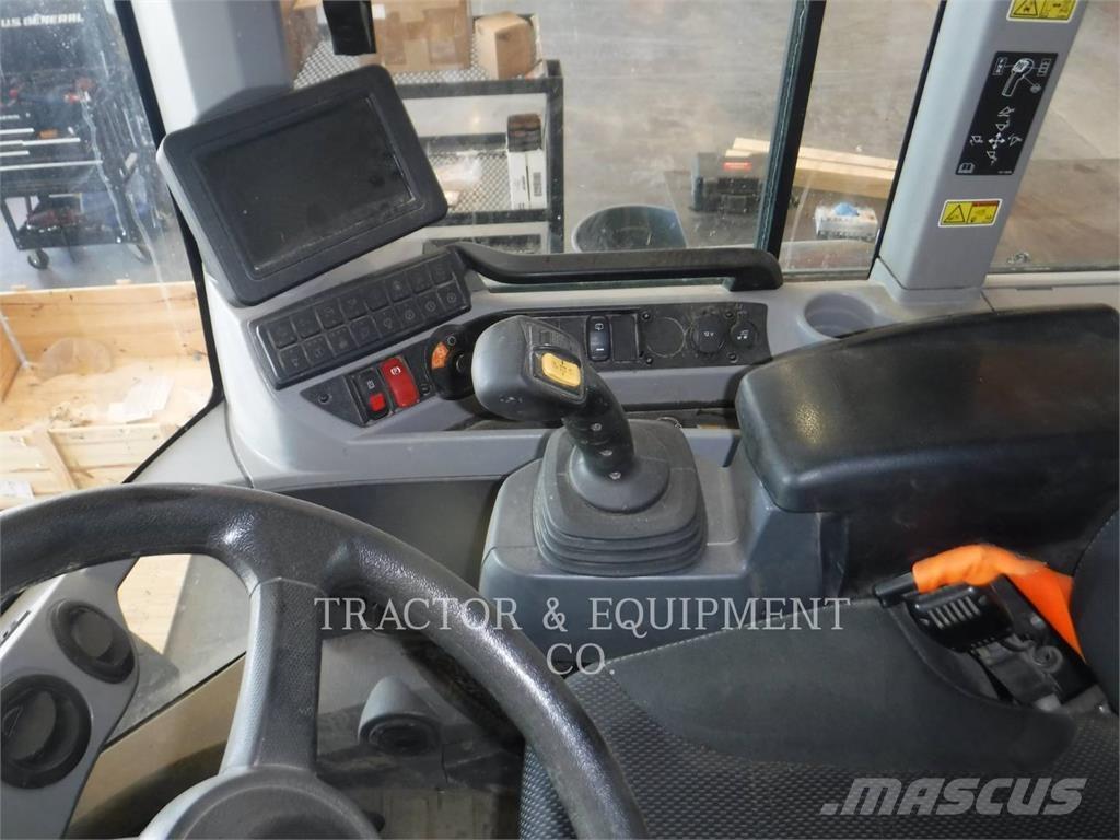 CAT 930M Kolesni nakladalci