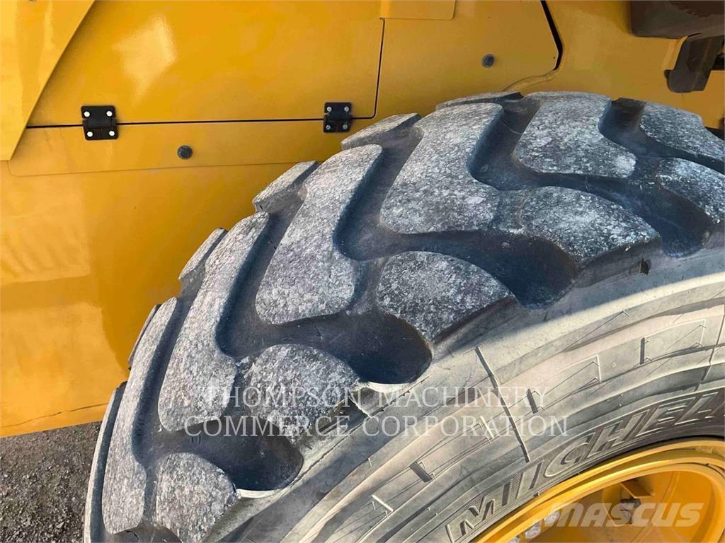 CAT 930M Kolesni nakladalci