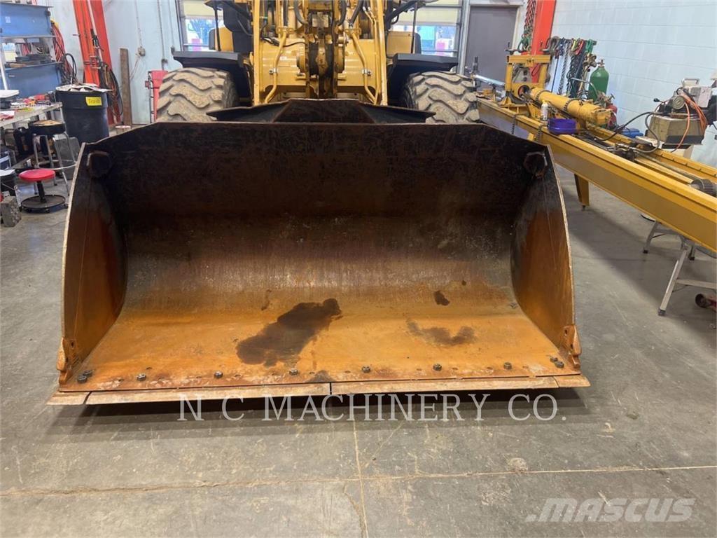 CAT 930M Kolesni nakladalci