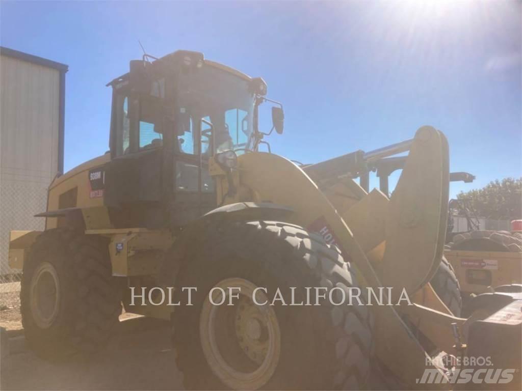 CAT 938 Kolesni nakladalci