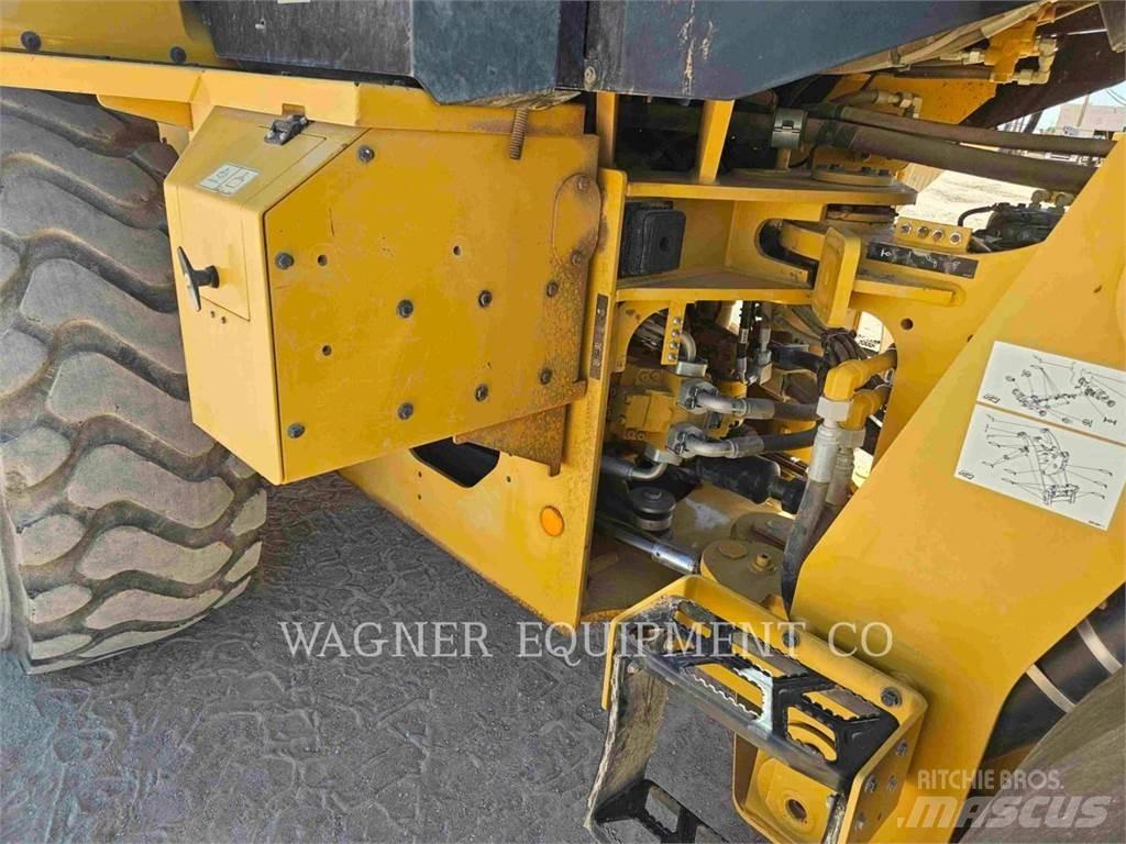 CAT 938M Kolesni nakladalci