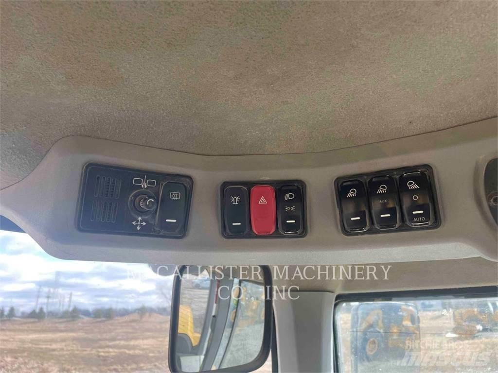 CAT 938M Kolesni nakladalci