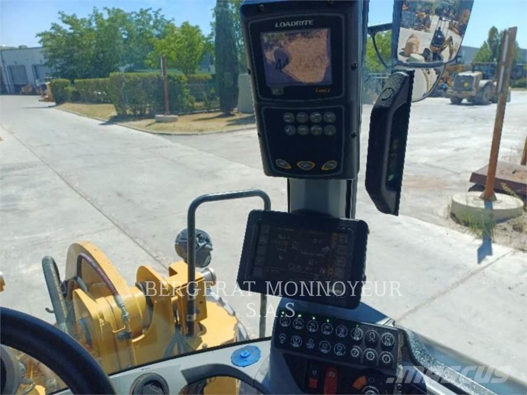 CAT 938M Kolesni nakladalci