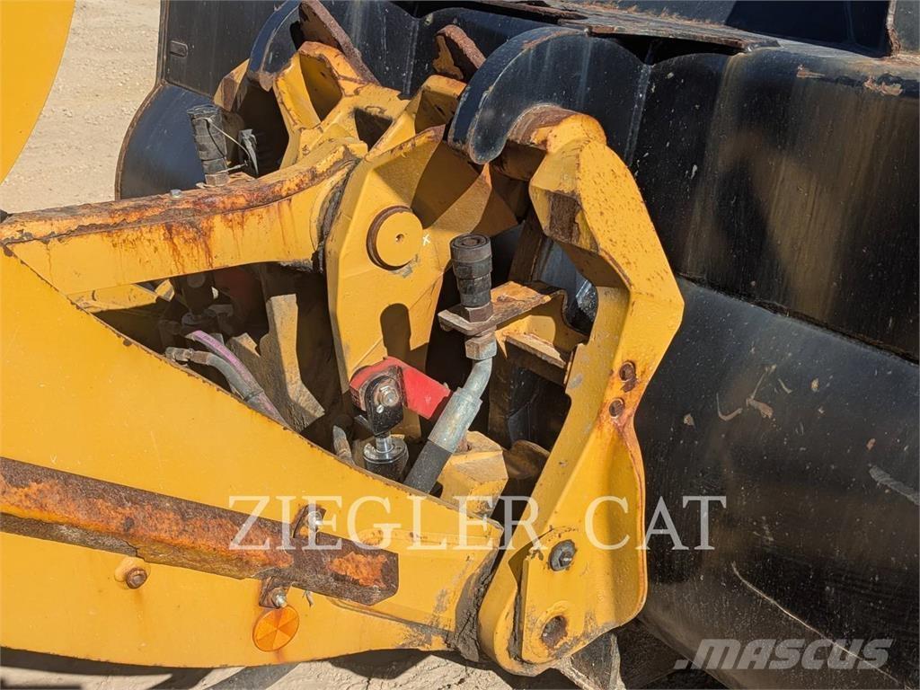 CAT 938M Kolesni nakladalci