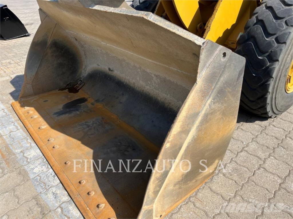 CAT 938M Kolesni nakladalci