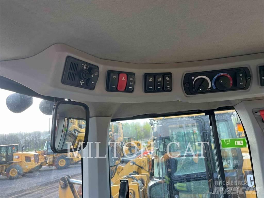 CAT 938M 2V Kolesni nakladalci