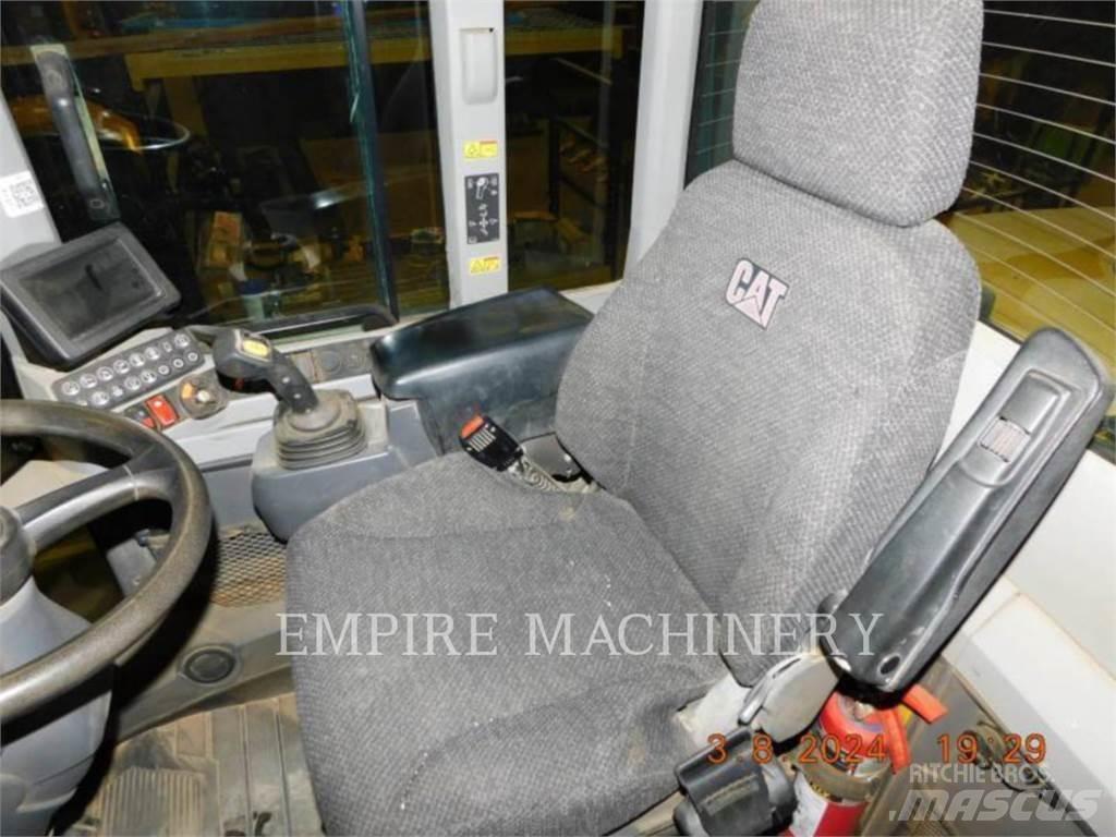 CAT 938M FC Kolesni nakladalci