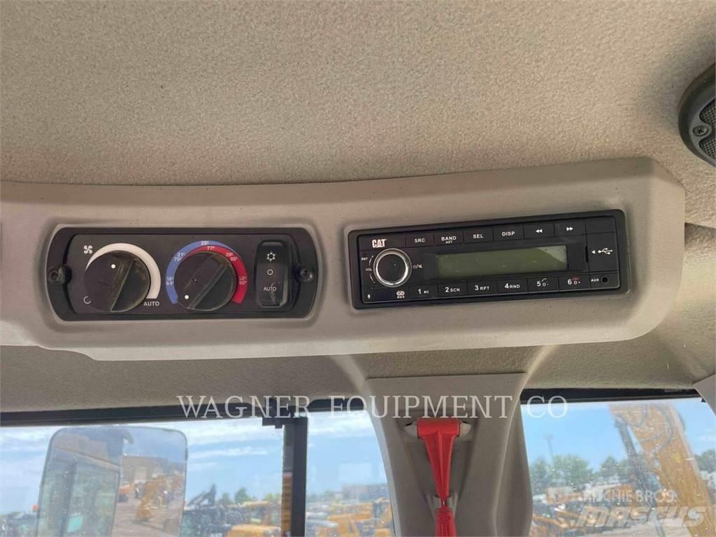 CAT 938M FC Kolesni nakladalci