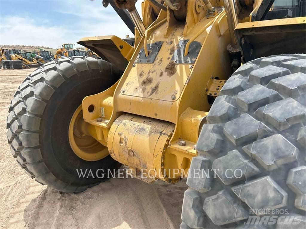 CAT 962M FC Kolesni nakladalci