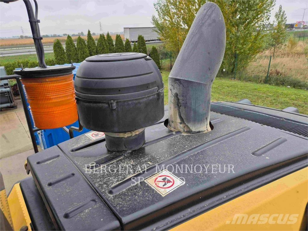 CAT 972 Kolesni nakladalci